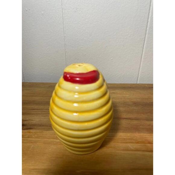 Bear and Honey Hive Salt and Pepper Shaker - Picture 7 of 9